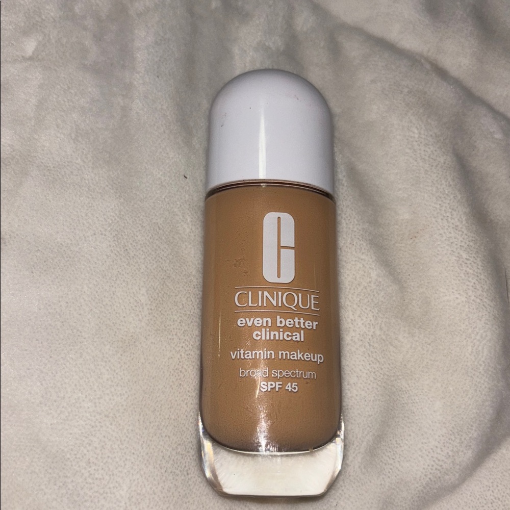 Clinique Even Better Clinical SPF 45 Foundation - Light Warm - Picture 3 of 4
